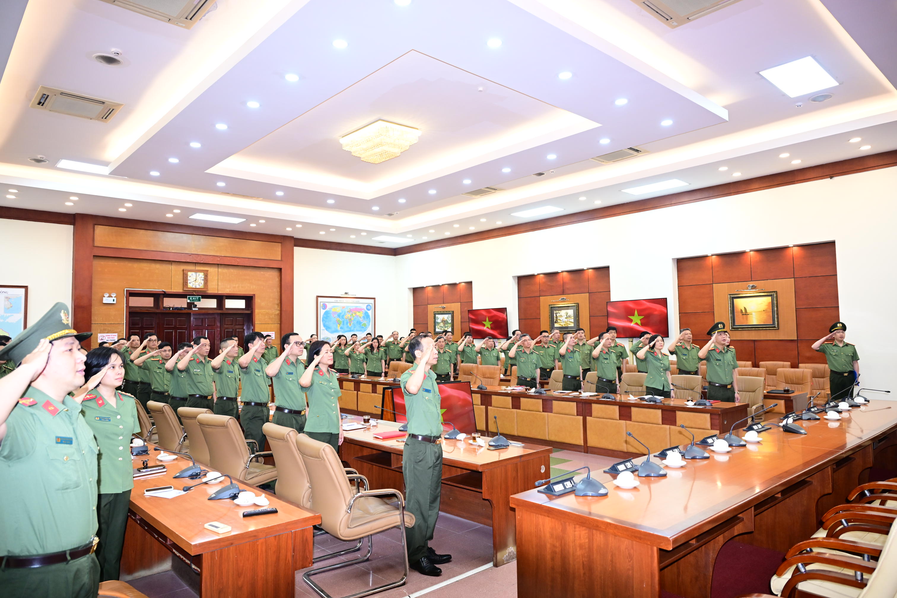 Phòng Tham mưu, Công an thành phố: Tổ chức chào cờ và đối thoại tháng 4.